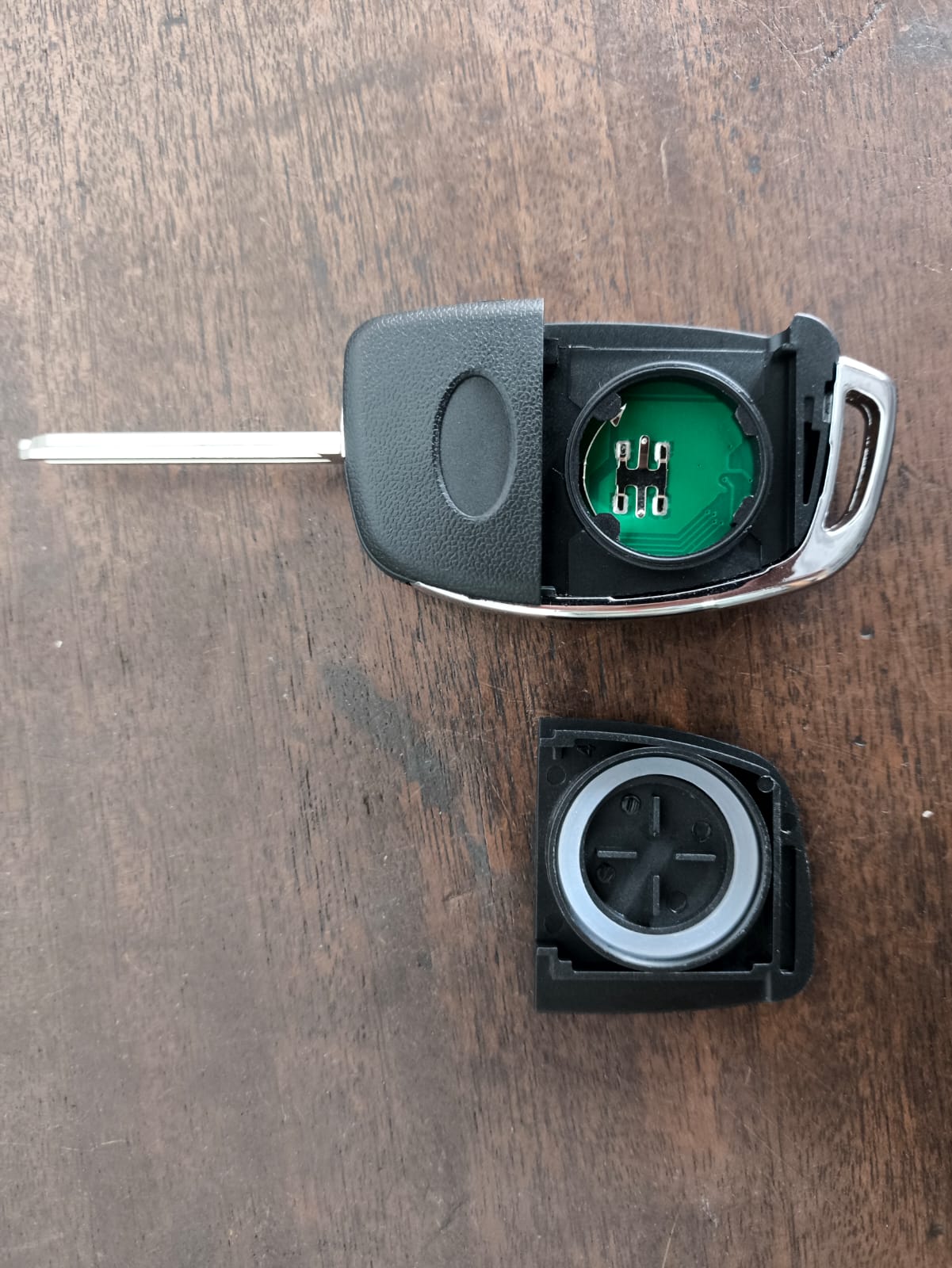 Chave automotiva aberta para troca de bateria e placa