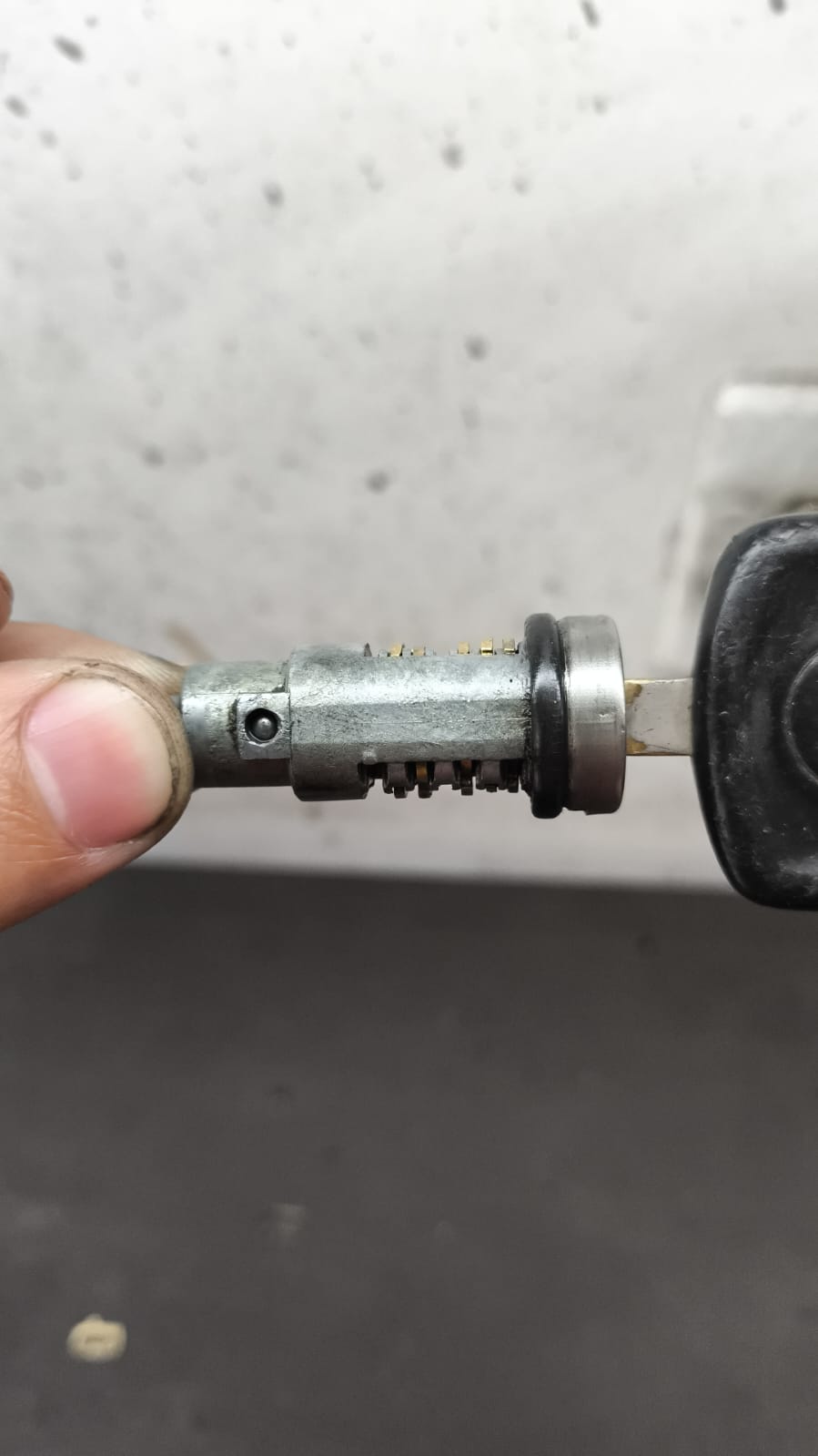 Cilindro de fechadura automotiva com segredos à mostra