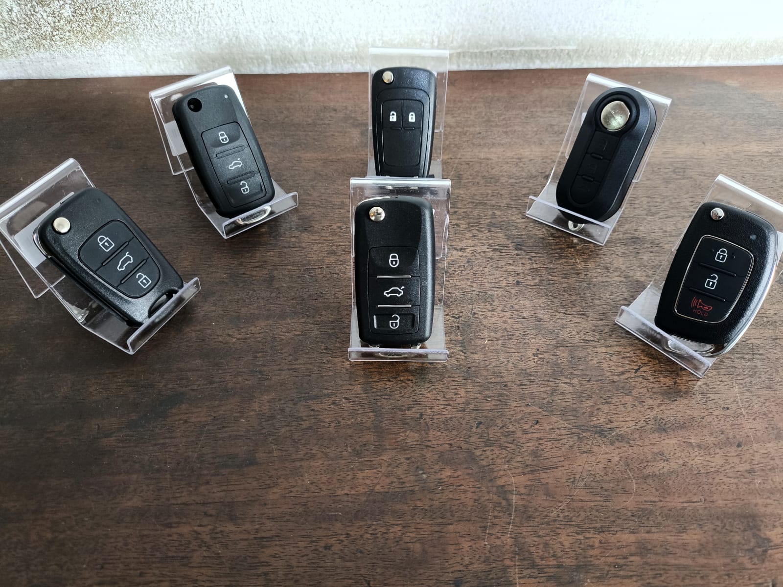 Chaves canivete e telecomandos automotivos prontos na bancada do Chaveiro Mizael