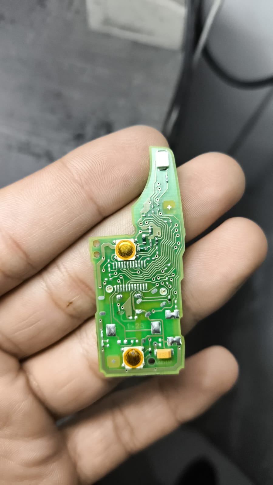 Placa eletrônica de chave codificada em reparo